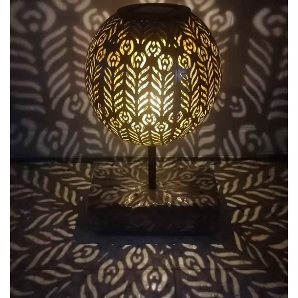 Kugleformet solcellelampe i antik sølvfarvet metal med ornamentalsk mønster – "Bola" GL1026EZ  